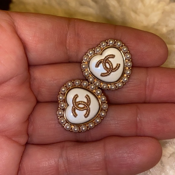 White Heart Mini Pearl Button set of 2 - Picture 4 of 5